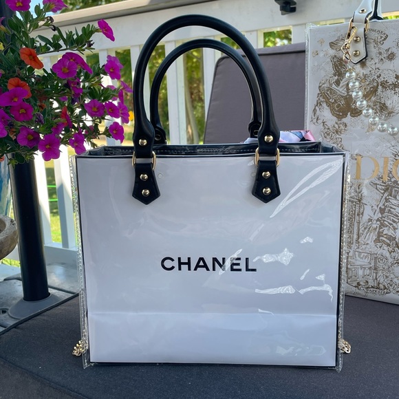 CHANEL Vinyl Crossbody - Picture 4 of 13